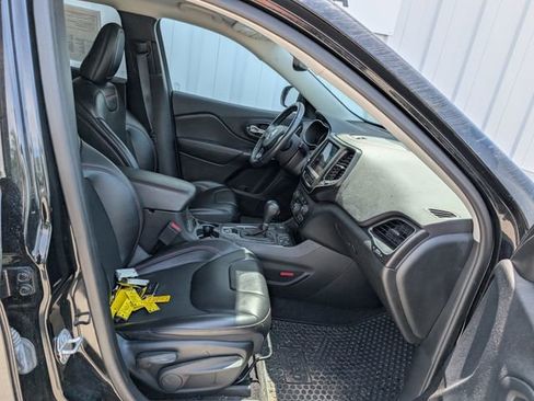 Used 2019 Jeep Cherokee Trailhawk w/ Comfort/Convenience Group AWD/4WD image 19