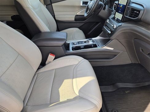 Used 2020 Ford Explorer Platinum w/ Premium Technology Package image 13