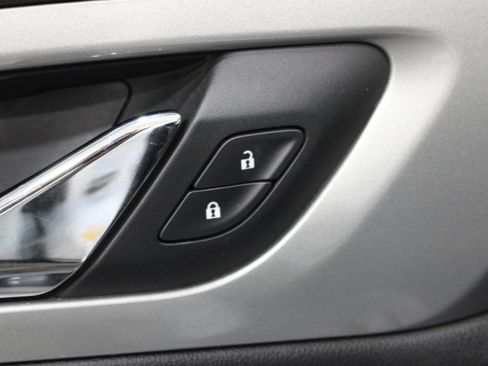 Used 2022 Chevrolet Traverse LT FWD image 8