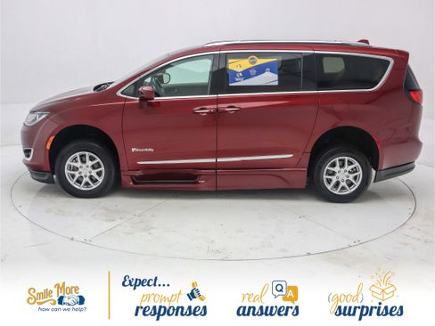Used 2019 Chrysler Pacifica Touring-L image 8