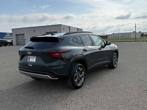 Used 2025 Chevrolet Trax LT w/ LT Convenience Package FWD image 4