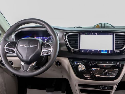 Used 2023 Chrysler Pacifica Touring-L FWD image 17