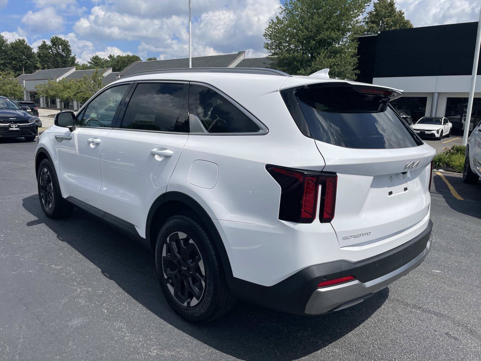Used 2025 Kia Sorento S w/ Panoramic Sunroof Package FWD image 3