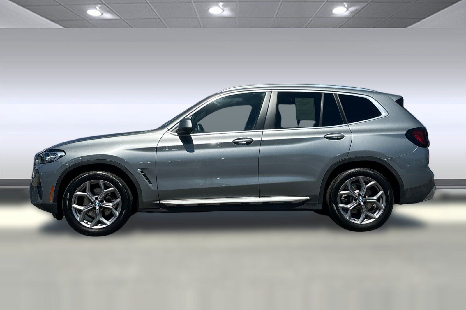 Used 2024 BMW X3 sDrive30i w/ Convenience Package RWD image 2