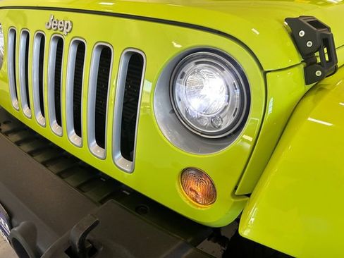 Used 2017 Jeep Wrangler Sahara w/ Connectivity Group AWD/4WD image 9