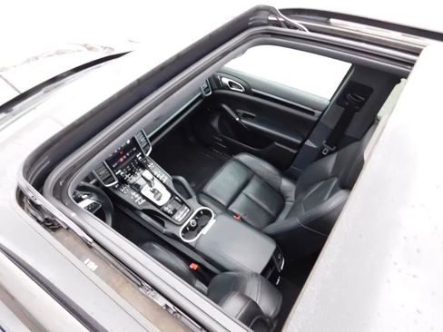 Used 2017 Porsche Cayenne Platinum Edition image 9