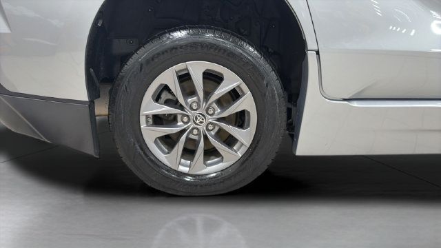 Used 2023 Toyota Sienna XLE FWD image 25