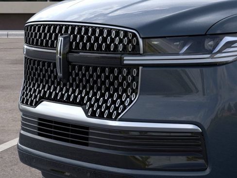 New 2026 Lincoln Navigator Premiere AWD/4WD image 17
