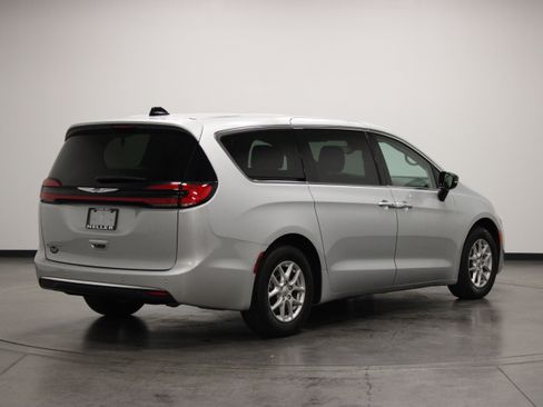 Used 2024 Chrysler Pacifica Touring-L FWD image 8