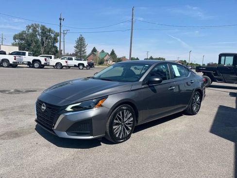 Used 2025 Nissan Altima 2.5 SV FWD image 3