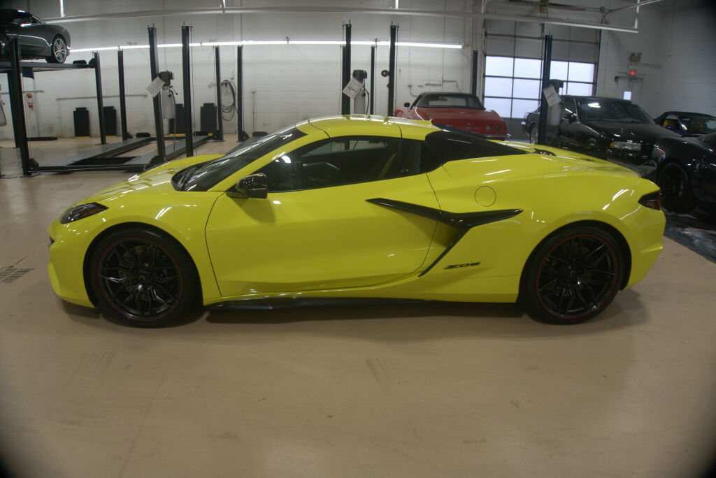 Used 2024 Chevrolet Corvette Z06 RWD image 2