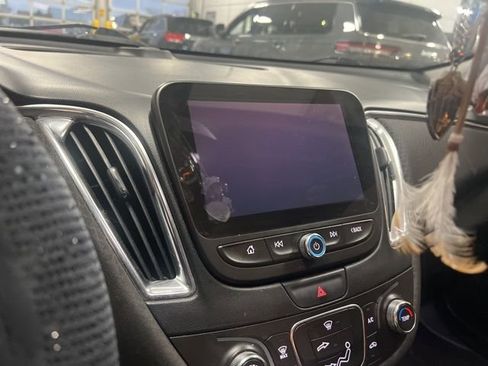 Used 2017 Chevrolet Malibu LT image 8