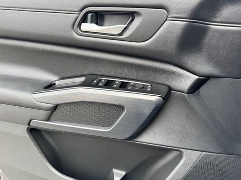 Certified 2025 Nissan Pathfinder SL image 18