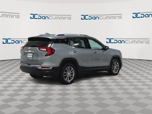 Used 2024 GMC Terrain SLT image 12