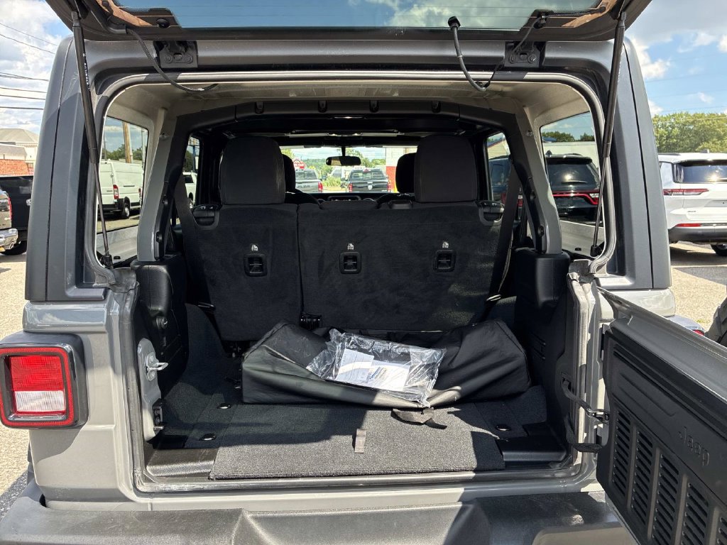 Certified 2022 Jeep Wrangler Unlimited Sport AWD/4WD image 11