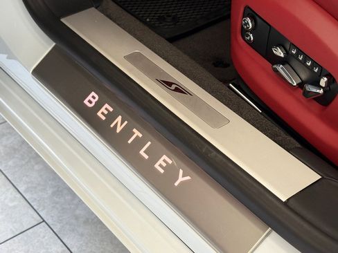 Used 2023 Bentley Flying Spur Plug-In Hybrid image 31