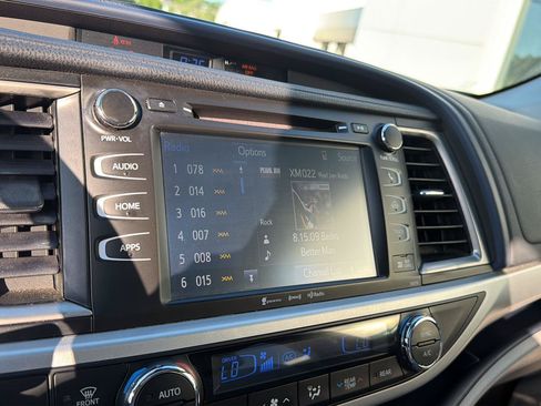 Used 2017 Toyota Highlander XLE FWD image 24