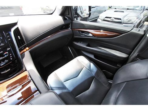 Used 2019 Cadillac Escalade ESV Premium Luxury AWD/4WD image 10