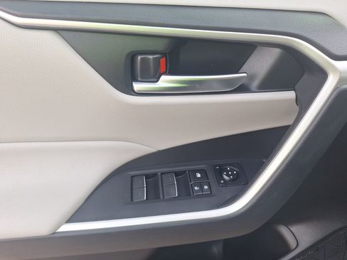 Used 2022 Toyota RAV4 XLE image 18