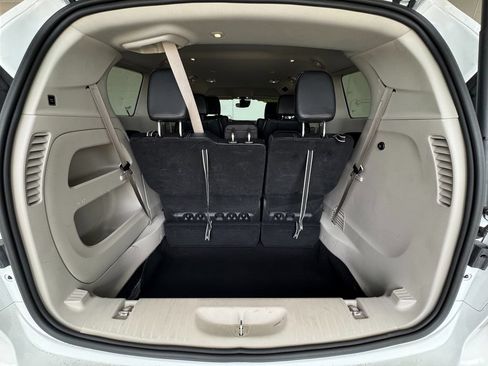 Used 2024 Chrysler Pacifica Touring-L FWD image 24