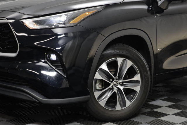 Used 2023 Toyota Highlander XLE AWD/4WD image 3