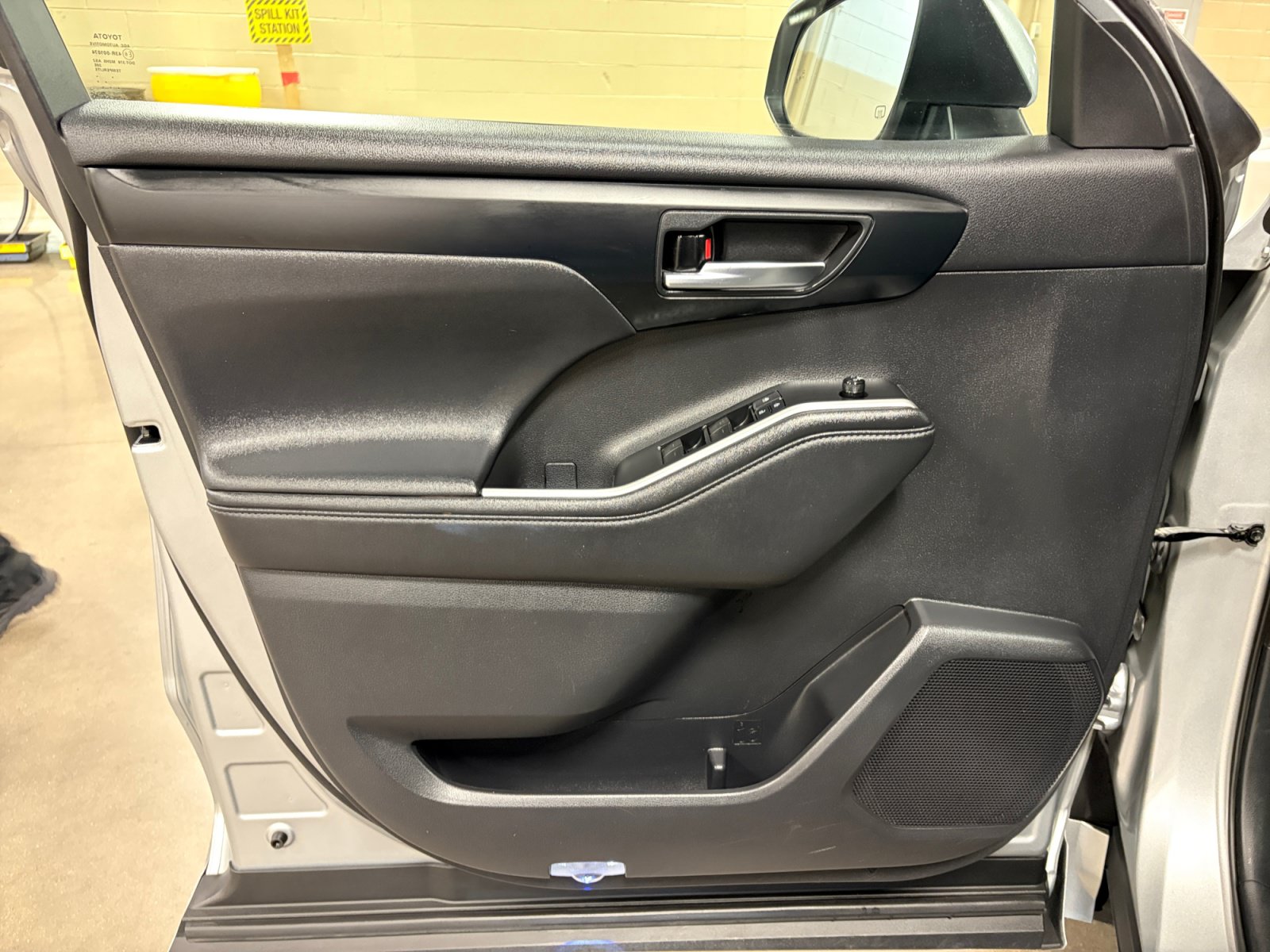 Used 2021 Toyota Highlander XLE AWD/4WD image 14