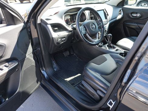 Used 2016 Jeep Cherokee Trailhawk AWD/4WD image 13