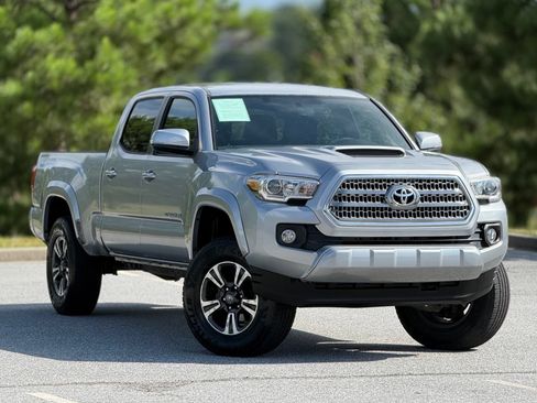 Used 2017 Toyota Tacoma TRD Sport w/ Tow Package RWD image 13