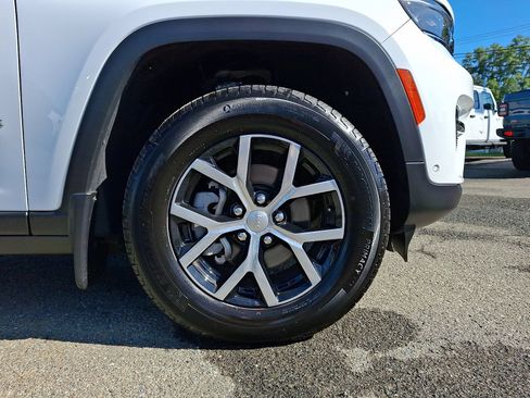 Used 2025 Jeep Grand Cherokee Limited w/ Luxury Tech Group II AWD/4WD image 9