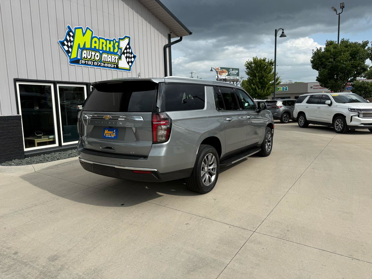 Used 2023 Chevrolet Suburban LT w/ LT Signature Plus Package AWD/4WD image 6