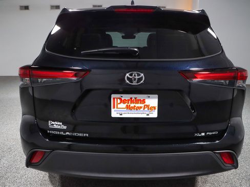 Used 2024 Toyota Highlander XLE image 8