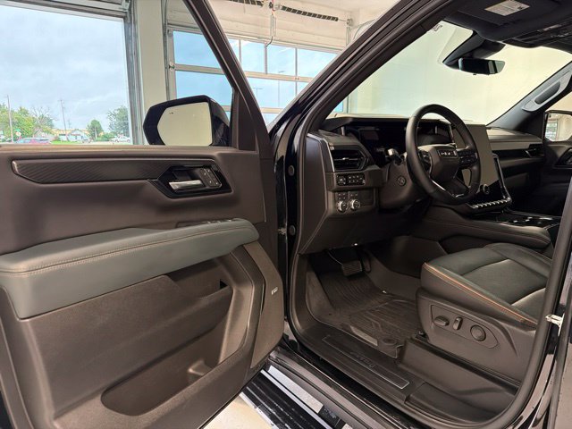 Used 2025 GMC Yukon XL AT4 w/ AT4 Premium Package AWD/4WD image 11
