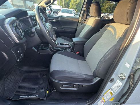 Used 2020 Toyota Tacoma TRD Sport AWD/4WD image 4