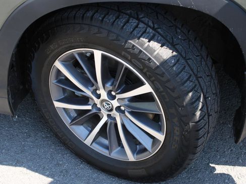 Used 2019 Toyota Highlander XLE AWD/4WD image 20