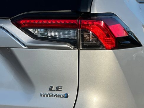 Used 2020 Toyota RAV4 LE w/ Carpet Mat Package image 31