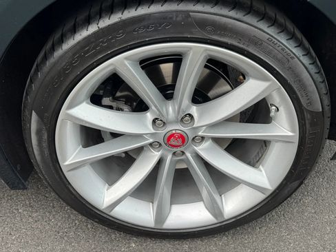 Used 2018 Jaguar F-TYPE Coupe RWD image 13
