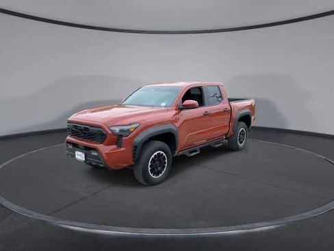 Certified 2025 Toyota Tacoma TRD Off-Road AWD/4WD image 4