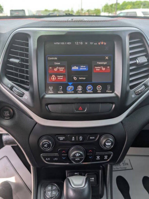 Used 2015 Jeep Cherokee Trailhawk w/ Comfort/Convenience Group AWD/4WD image 12