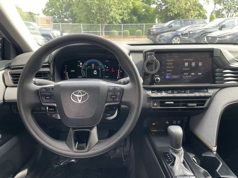 Used 2025 Toyota Camry LE FWD image 31