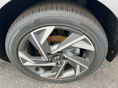 Certified 2025 Hyundai Elantra Limited FWD image 19