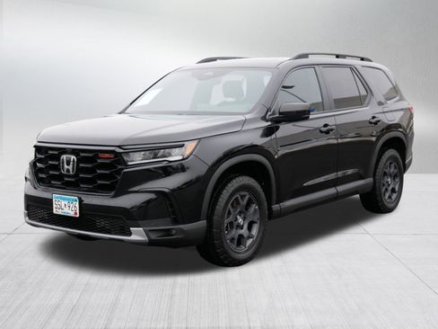 Certified 2025 Honda Pilot TrailSport image 3