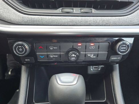 Used 2024 Jeep Compass Latitude AWD/4WD image 33
