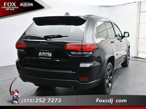 Used 2018 Jeep Grand Cherokee Laredo AWD/4WD image 4