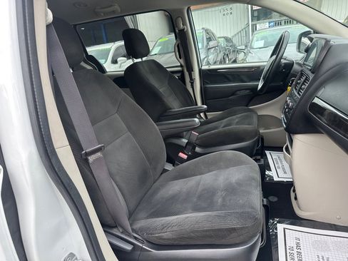Used 2017 Dodge Grand Caravan SE w/ UConnect Hands-Free Group FWD image 13
