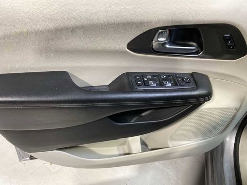 Used 2019 Chrysler Pacifica Limited image 24