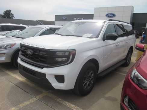 Used 2025 Ford Expedition Max Active AWD/4WD image 3