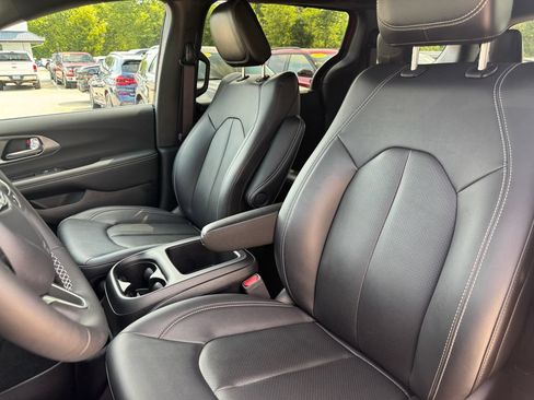 Used 2025 Chrysler Pacifica Select AWD/4WD image 19