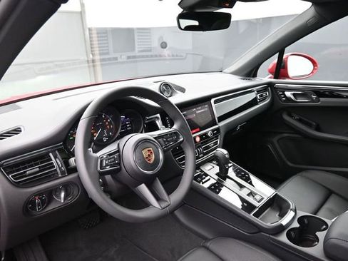 Certified 2025 Porsche Macan AWD/4WD image 4