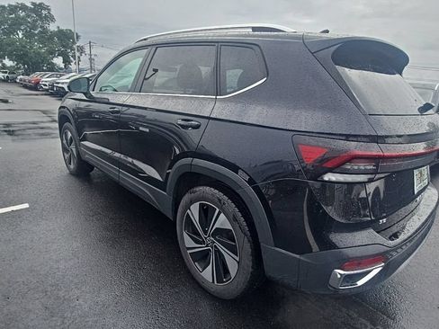 Used 2025 Volkswagen Taos SE AWD/4WD image 4