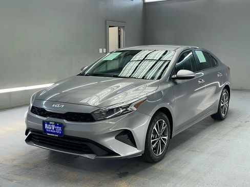 Used 2022 Kia Forte LXS FWD image 3